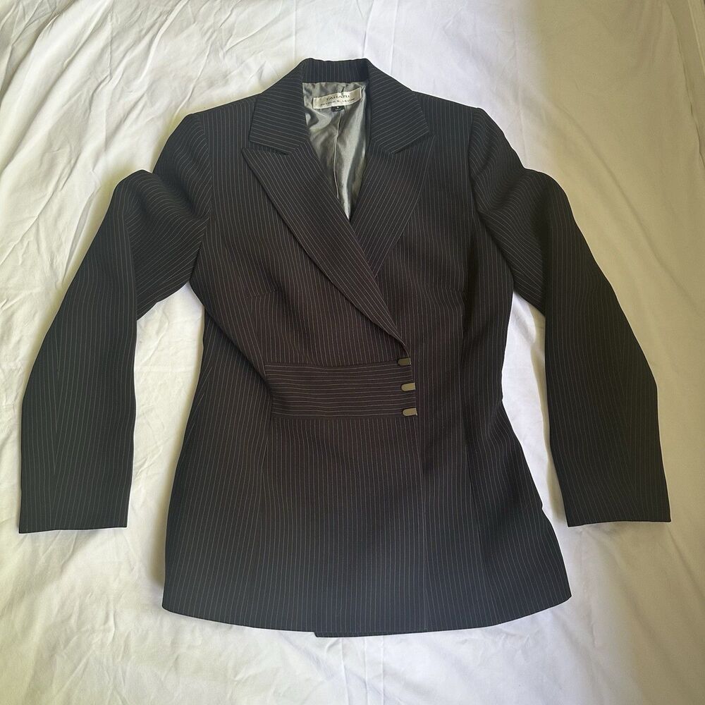 Tahari  Arthur S Levine 2 Piece Blazer & Pant Suit Woman's Size 8 / Pinstripe